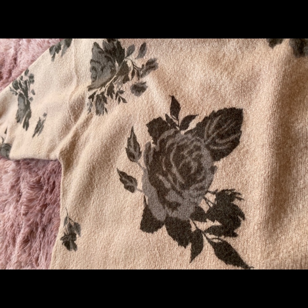 Rose Pattern Sweater - Picture 4 of 6